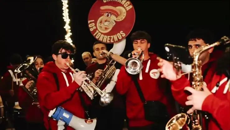 Charanga Los Torreznos tocando de noche