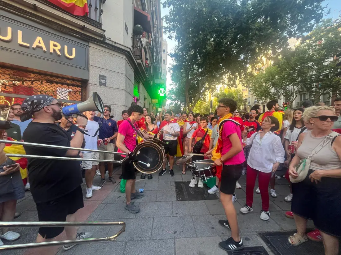 Charanga Los Torreznos celebrando con la afición en la calle